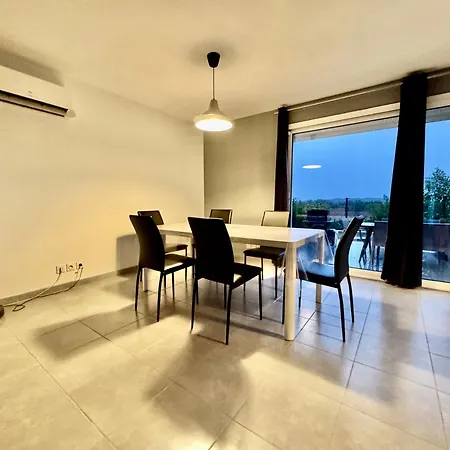 Aux Bords Des Vignes *