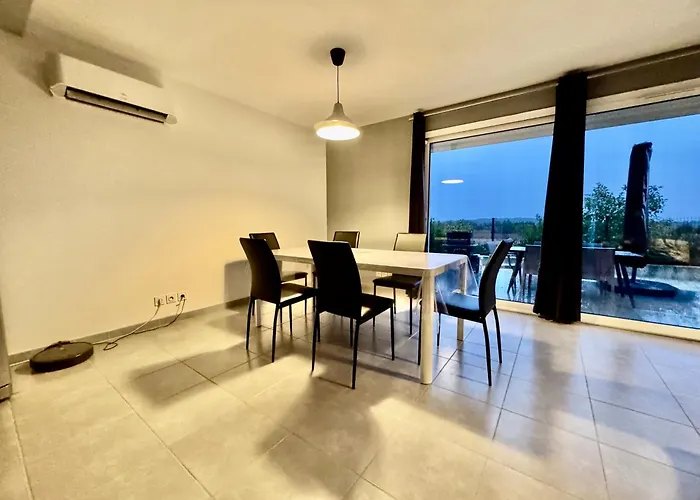 Aux Bords Des Vignes *